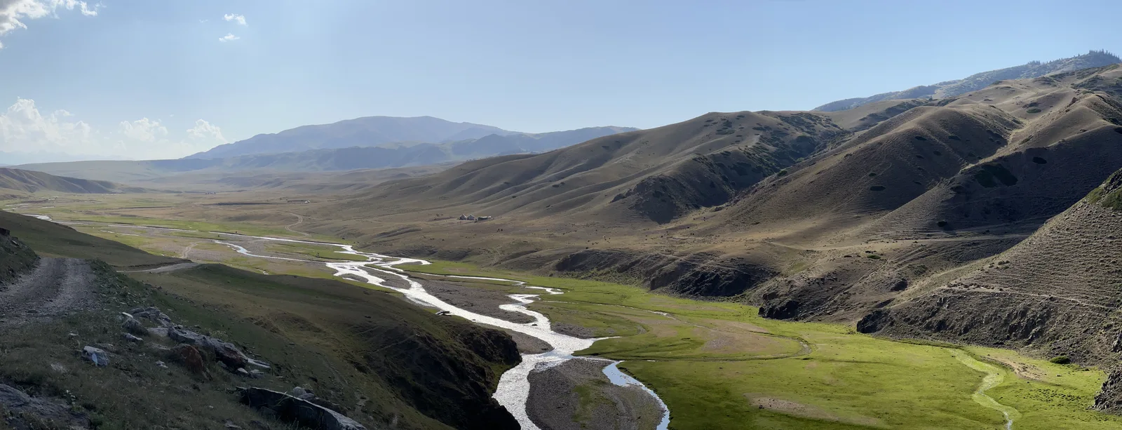 assy-plateau-river-valley-panorama.webp