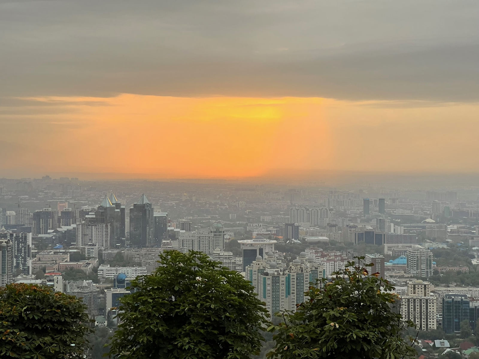 vid-na-vecherniy-almaty-so-smotrovoy-ploshchadki-kok-tobe.jpg